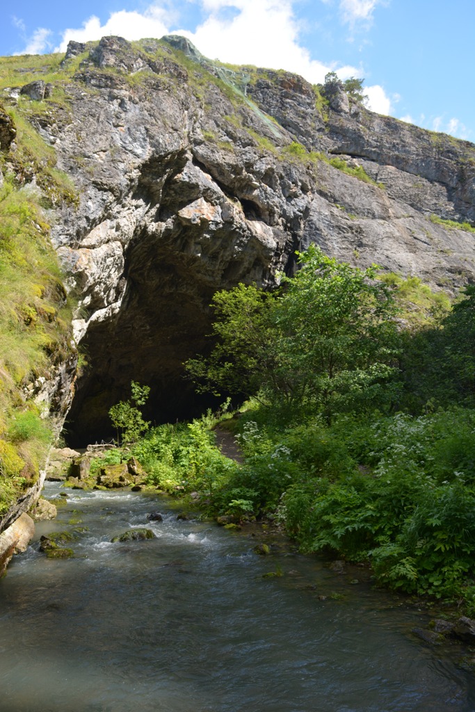 Пещера Шульган-Таш. С голубого озера, расположенного у входа в пещеру, вытекает река Шульган.